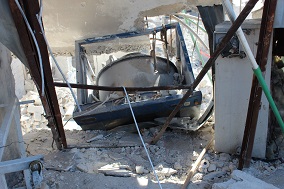قسم من برميل متفجر ألقي بالقرب من أحد مستشفيات حلب